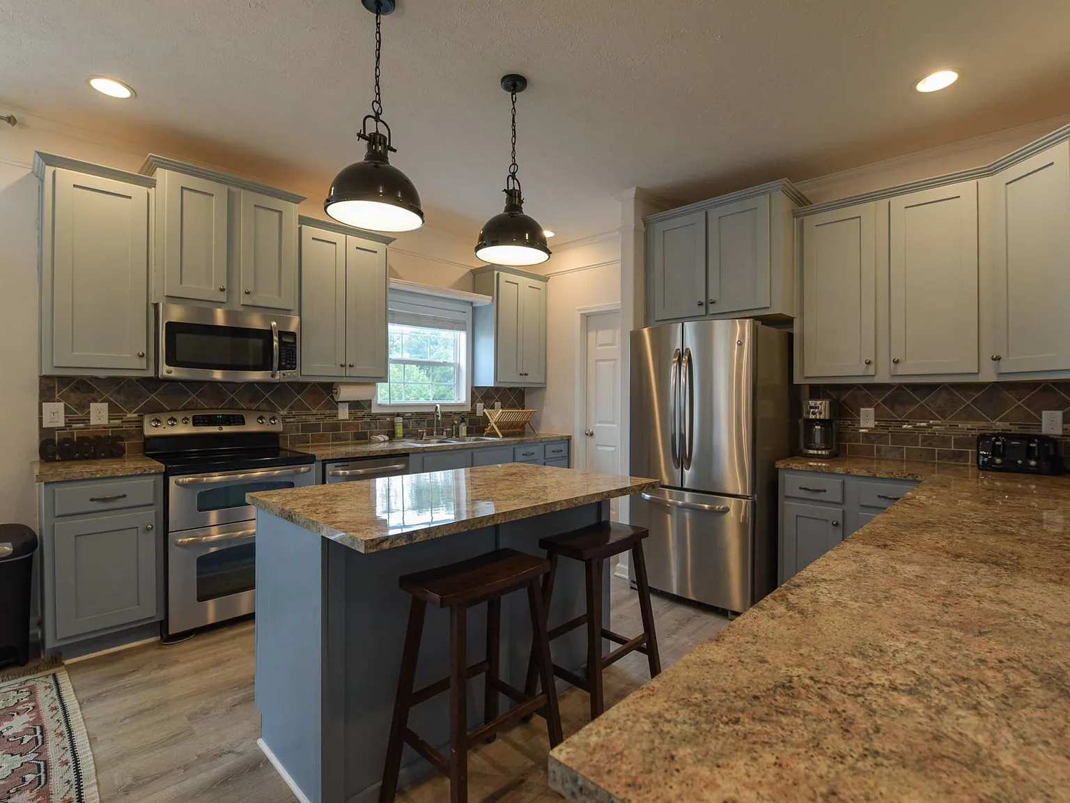 4 bed, 2300 sqft, $3,500 — Photo 4