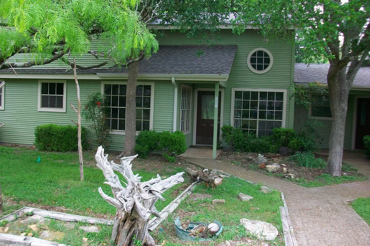 3 bed, 1348 sqft, $1,800 — Photo 1