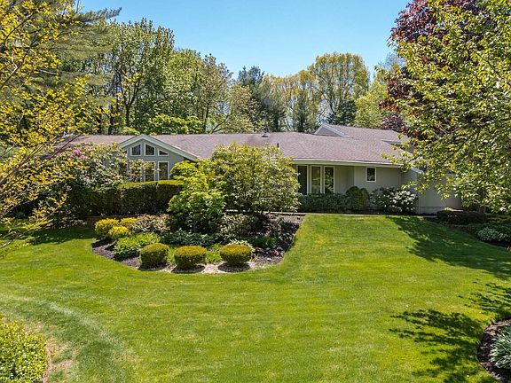 2nd image of 5 Fox Meadow Ct