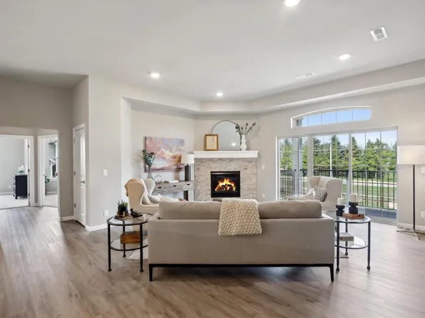 2836 Fox Lake CIRCLE #201 / 04, Waukesha, WI 53189