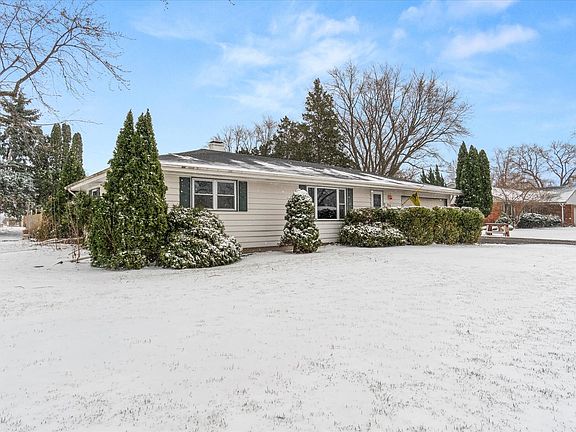 2nd image of 906 Lindenwood Dr