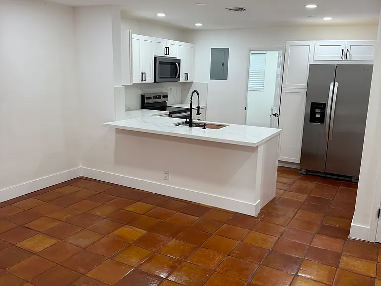850-852 SW 12th Ct — Photo 9
