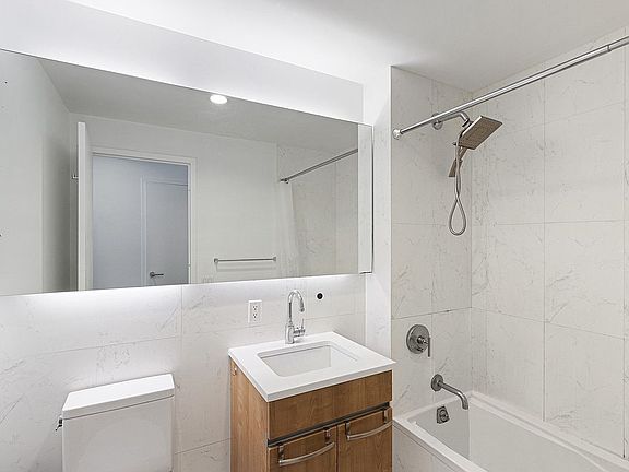 4th image of 1125 45th Ave APT 6I
