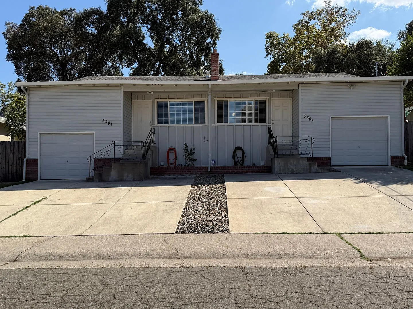 Beautiful Updated Duplex In Fair Oaks!! — Photo 2