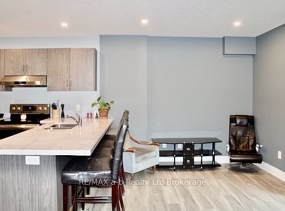 5th image of 498 Lampman Pl