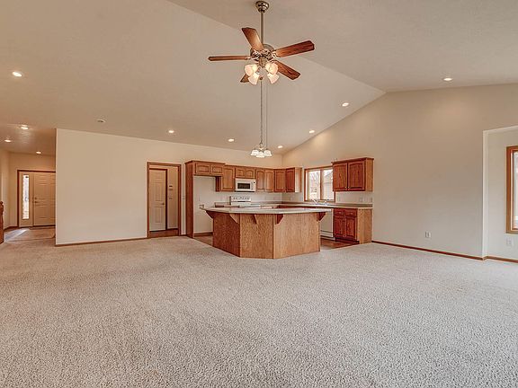 5th image of 215 Emerald Meadows Dr
