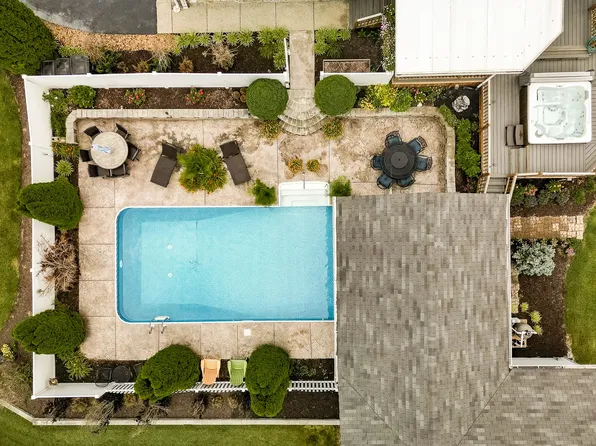 1301 Donna Ct, Cottontown, TN 37048