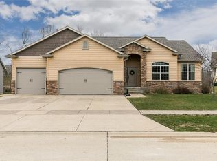 1045 Creekbend Ct, Marion, IA 52302