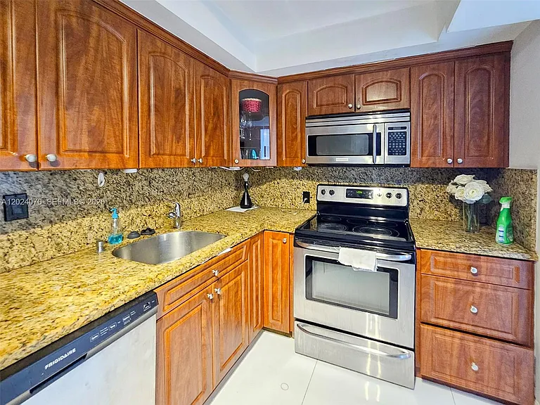 100 Bayview Dr #722 — Photo 3