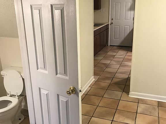4th image of 606 Bluebonnet Ct #606