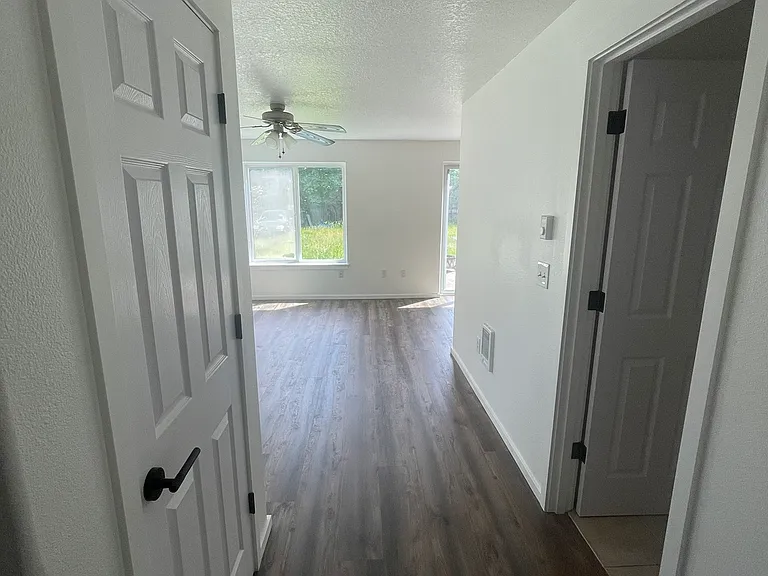 213 SE 3rd St — Photo 9