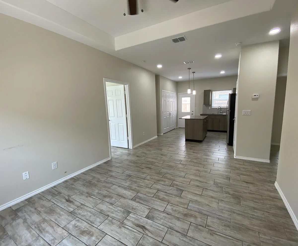 Building Photo - 4903 N Hiawatha Dr