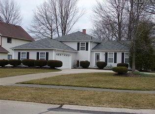 6239 Winding Creek Ln, North Olmsted, OH