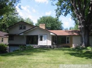 2933 Troseth Rd, Roseville, MN 55113