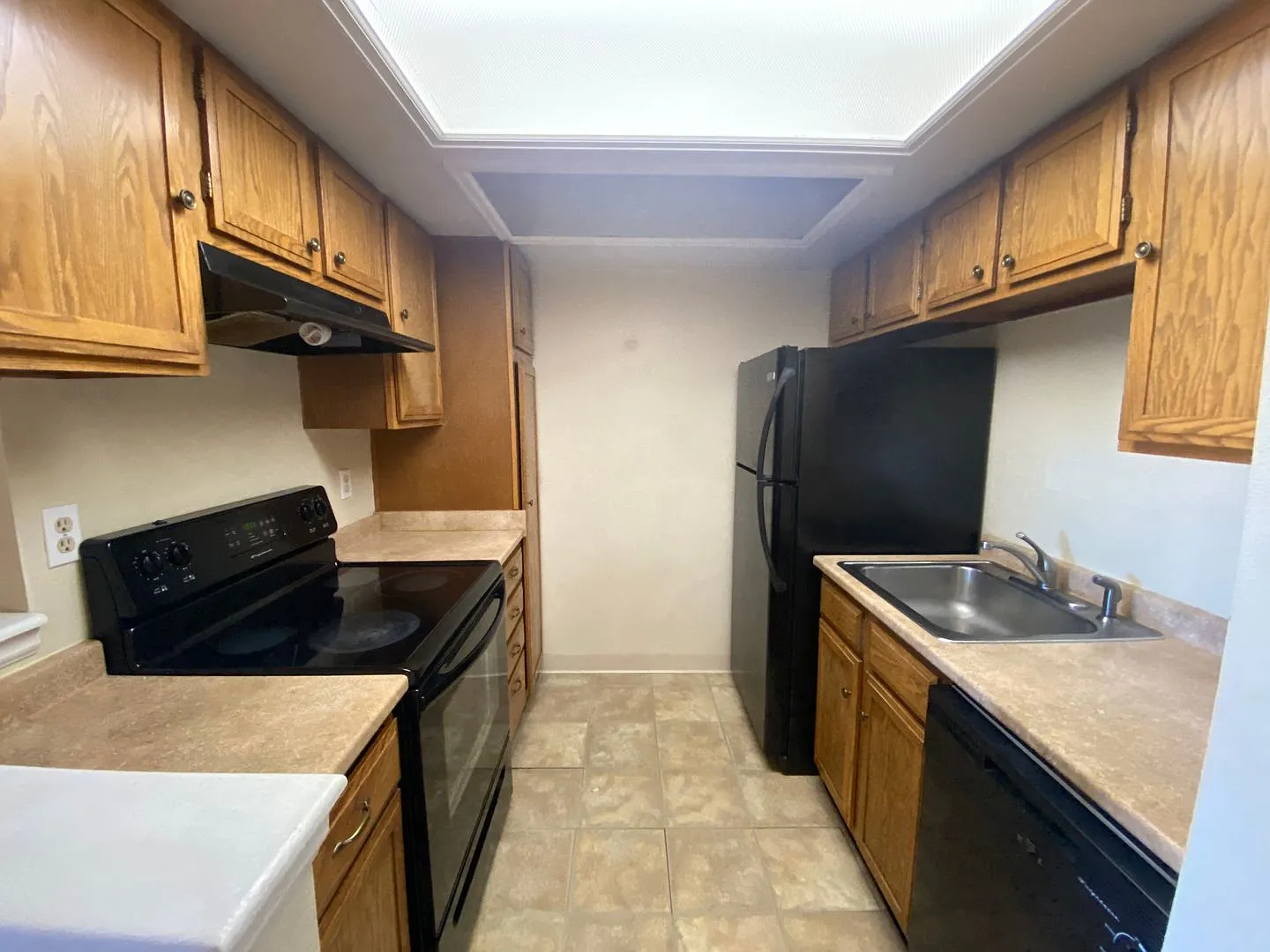 Inviting 2-bedroom, 2-bathroom condo — Photo 4