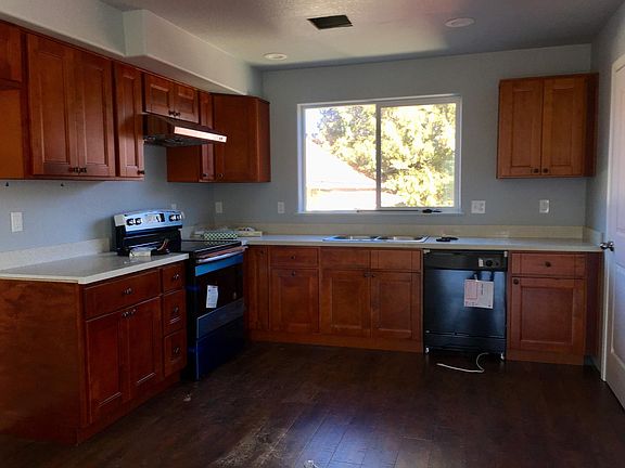 kitchen, refrigerator is included