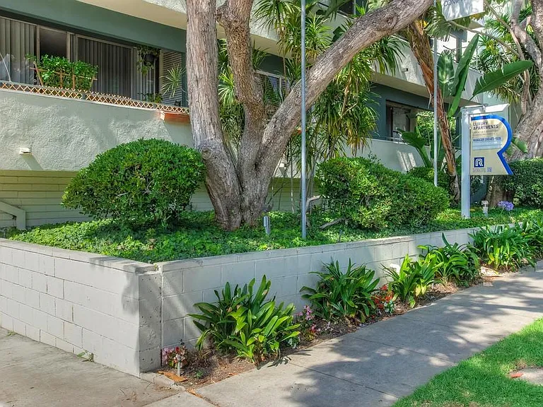 1307 Barry Ave — Photo 11