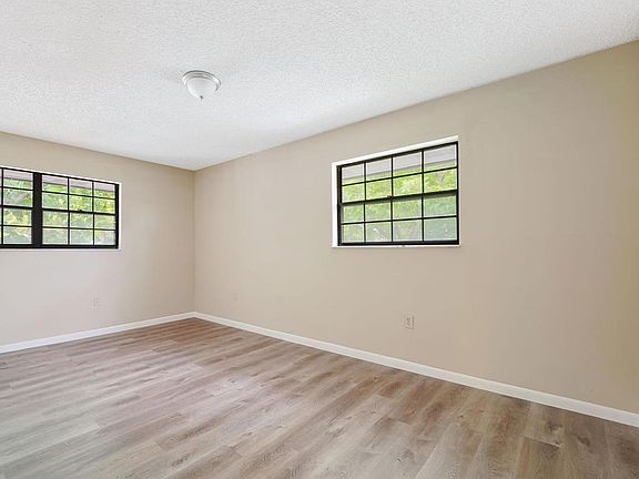 3rd image of 905 NE 199th St
