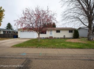 755 4th Ave SW, Dickinson, ND 58601