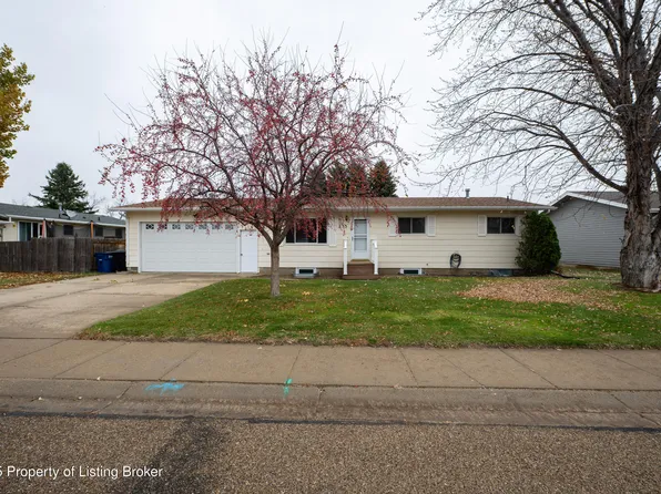 755 4th Ave SW, Dickinson, ND 58601