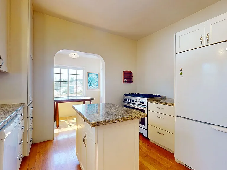 420 Lester Ave — Photo 10