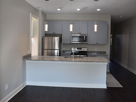 3rd image of 4443 Swan Ave #4445