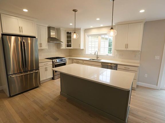 4th image of 42 Screenhouse Ln