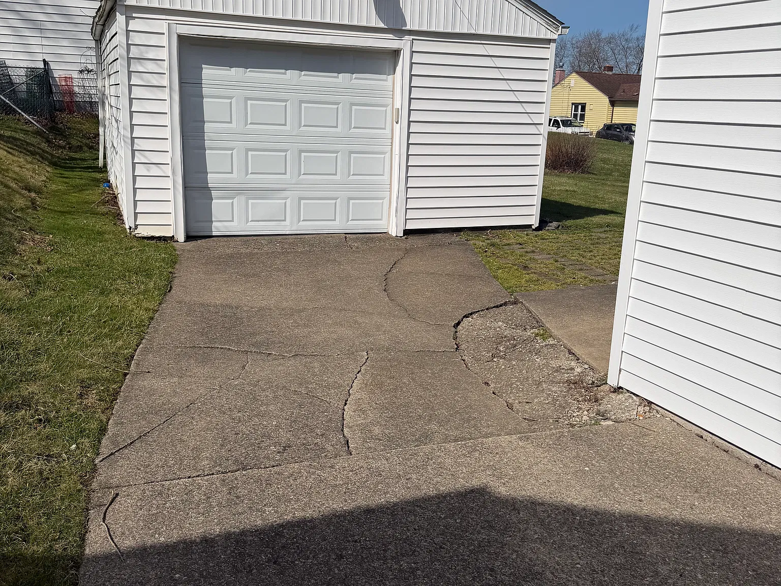 3 bed, 1296 sqft, $900 — Photo 2