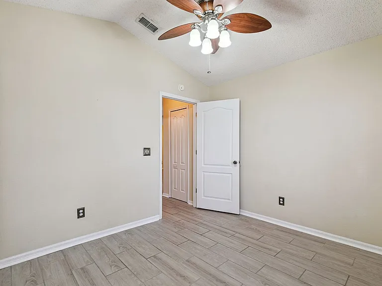 13750 Huntwick Dr — Photo 21