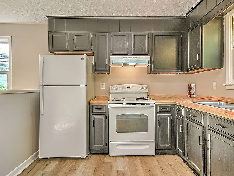 921 Elizabeth St — Photo 11