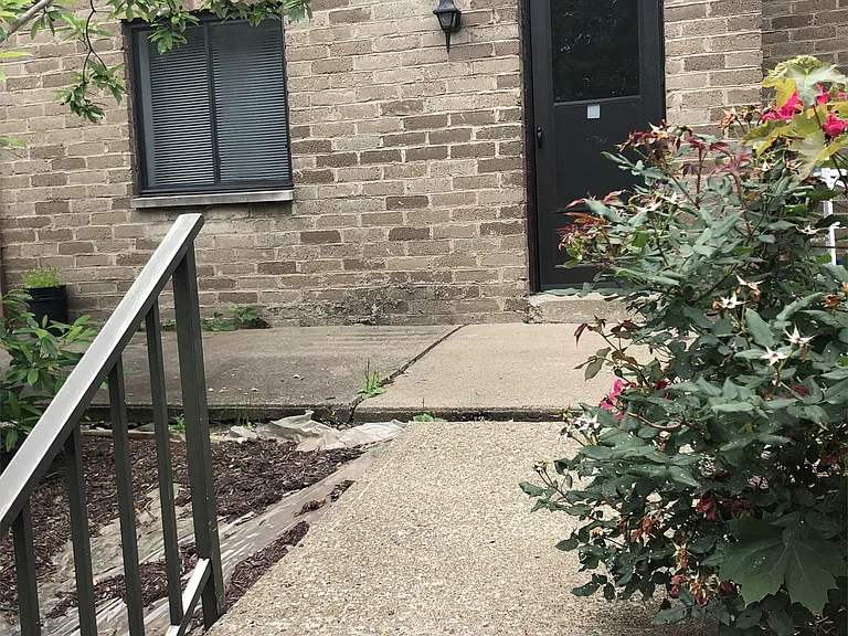 1410 Summit St — Photo 1