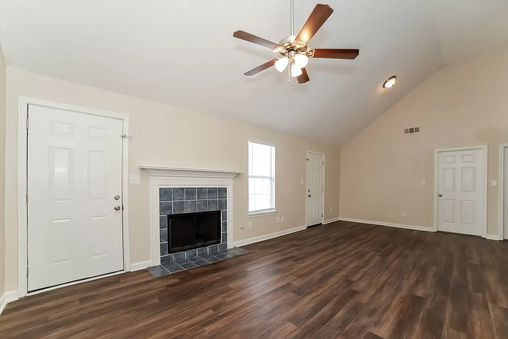 3 bed, 2.0 bath, 1137 sqft, $2,360 — Photo 3