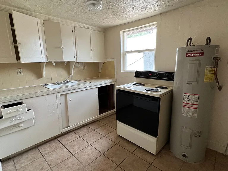 744 N Miranda St — Photo 9