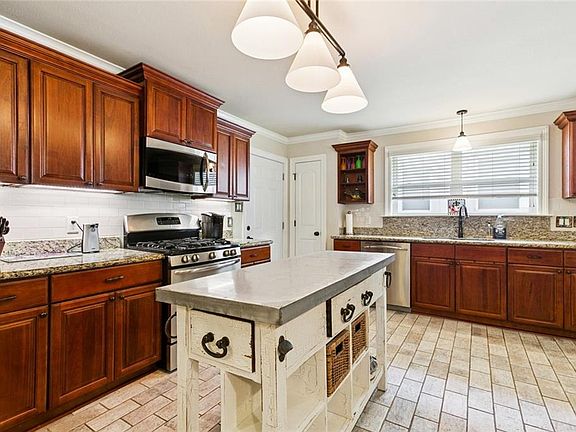3rd image of 6423 Canal Blvd