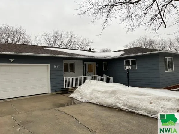 1611 E 8th St, Sheldon, IA 51201