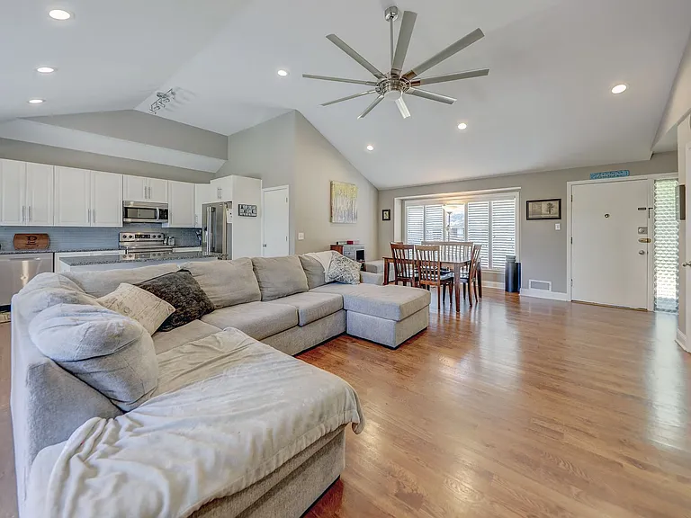 9534 Glenwood St — Photo 12