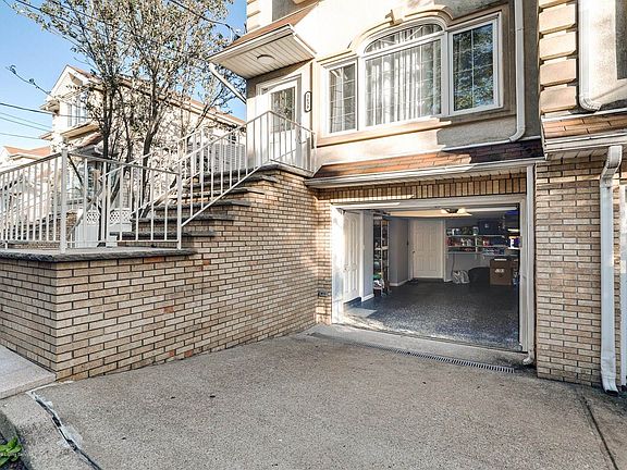 4th image of 163B Ainsworth Ave