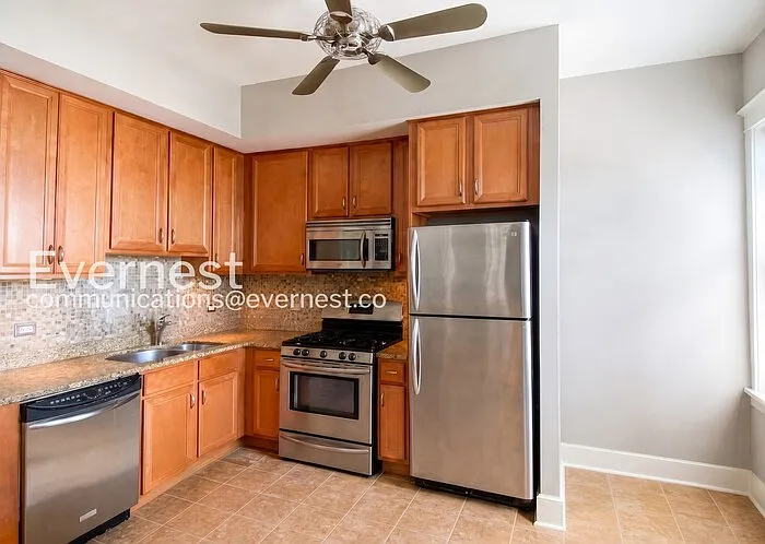 2 bed, 1.0 bath, 900 sqft, $2,390 — Photo 2