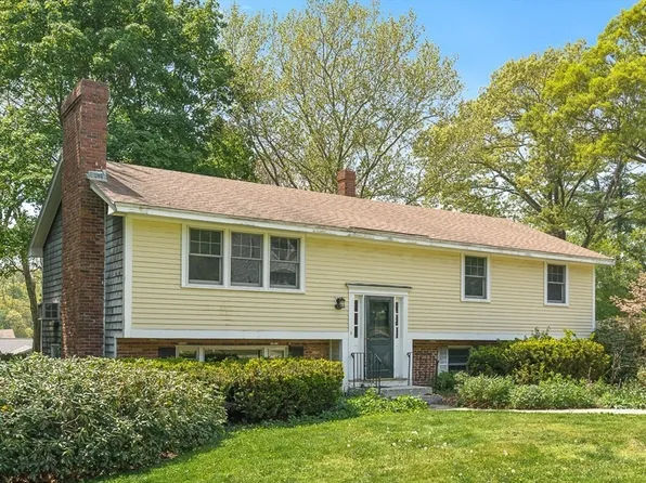12 Hodgkins Dr, Ipswich, MA 01938