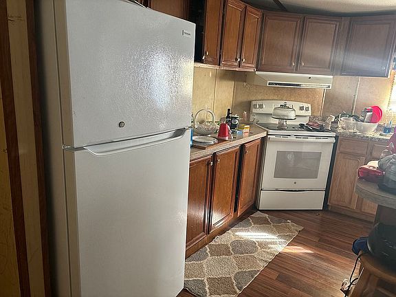 4th image of 490 Fresh Meadows Rd