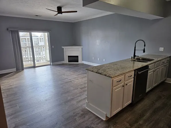 1824 Suncrest Vlg, Morgantown, WV 26505