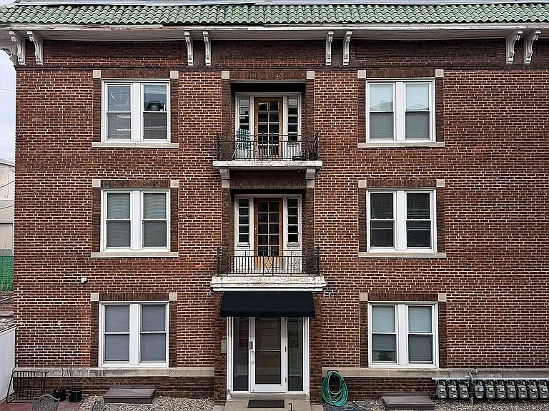 2626 Dewey Ave #6 — Photo 1