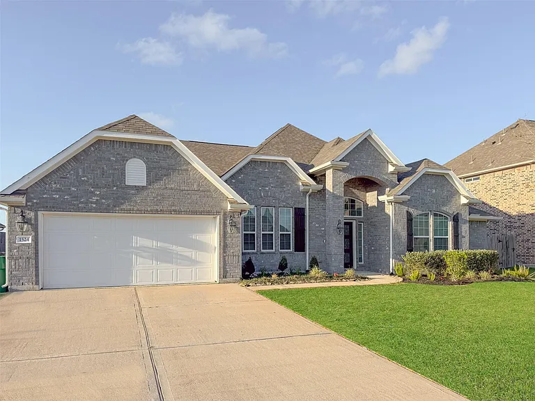 1524 N Blue Bonnet Ln — Photo 2