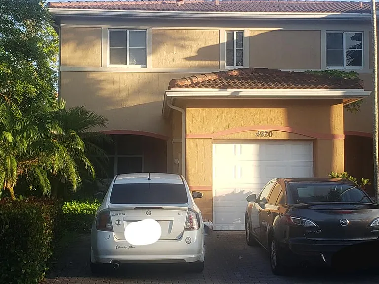 4920 SW 30th Ter — Photo 2