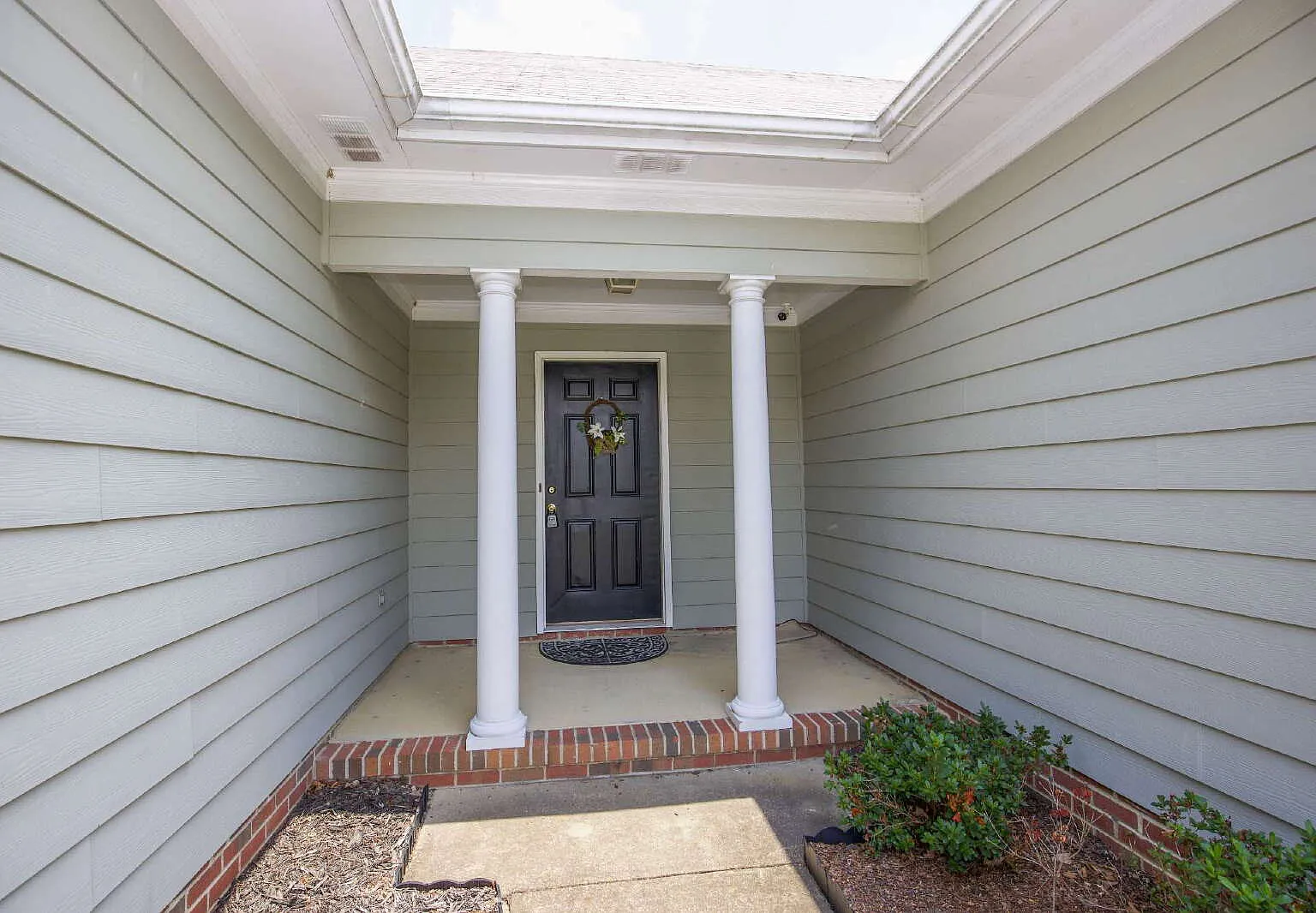 3 bed, 2.0 bath, 1901 sqft, $2,250 — Photo 3