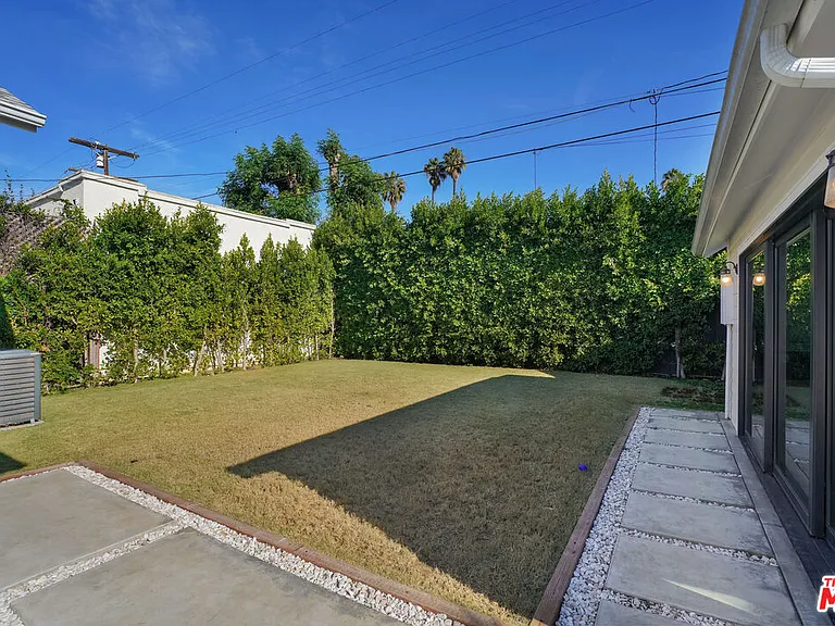 564 N Arden Blvd — Photo 38
