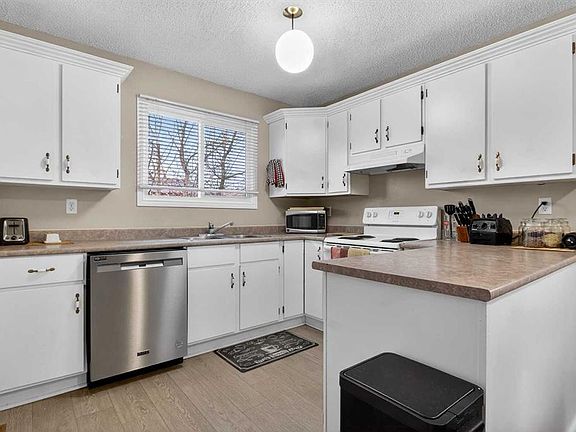 3rd image of 27 SE Bedford Rd NE