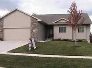 424 Spruce Hill Dr, Cedar Falls, IA 50613
