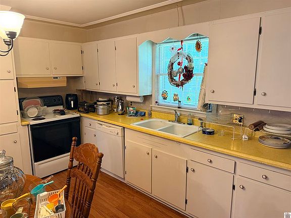 5th image of 701 Hillcrest Dr