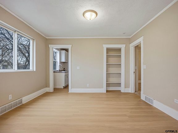 4th image of 4413 Sprague St